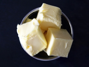 Can Birds Eat Butter? (Benefits, Risks, Serving + FAQ’s)