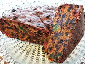 Can birds eat fruit cake? Benefits, Serving, and Other bird treats