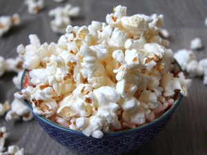Can birds eat popcorn?