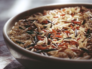 Can birds eat uncooked rice?