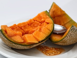 Can Chickens Eat Rockmelon? Nutrients, Serving, What to avoid