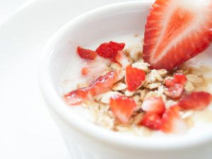 Can Chickens Eat Quick Oats? Nutrients and How To Serve