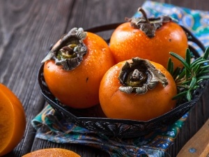 Can Chickens Eat Persimmons? (Benefits, Risks, Serving + FAQ’s)